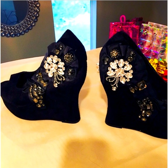 ❤️🔥ZigISoho Rhinestoned Black Suede Wedges 10❤️🔥 - Picture 2 of 8